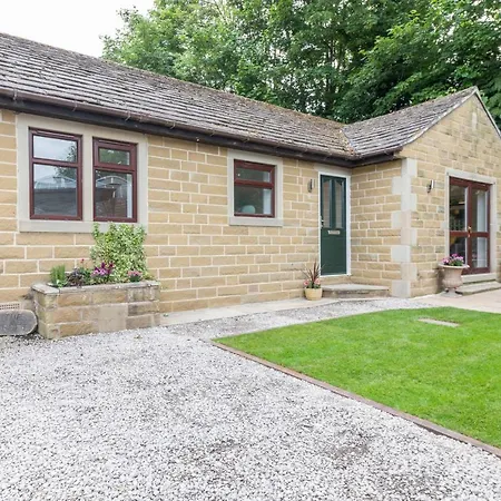 Large 2-Bedroom Bungalow Near Airedale Hospital, Keighley, Convenient Location With Parking Steeton Exterior photo