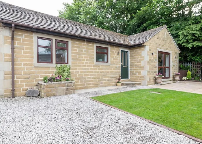Large 2-Bedroom Bungalow Near Airedale Hospital, Keighley, Convenient Location With Parking