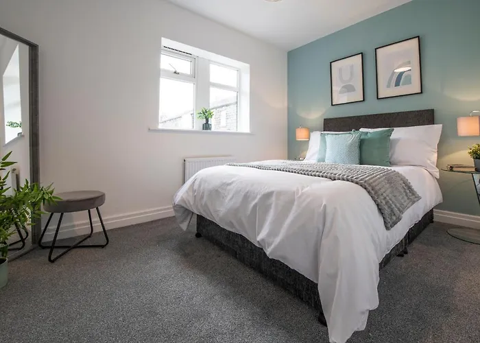 Large 2-Bedroom Bungalow Near Airedale Hospital, Keighley, Convenient Location With Parking
