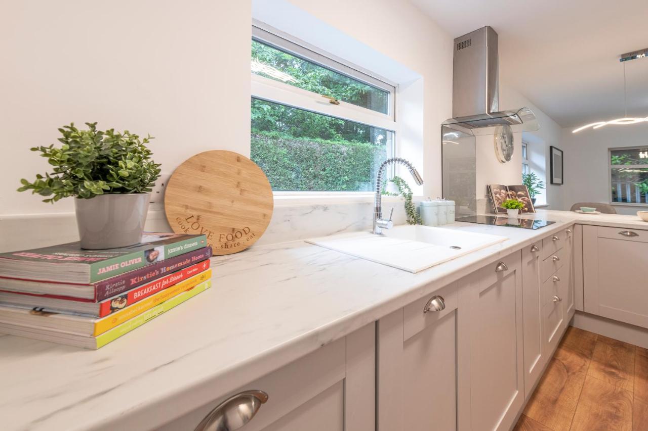 Holiday home Large 2-bedroom Near Airedale Hospital, Keighley, Convenient Location With Parking *