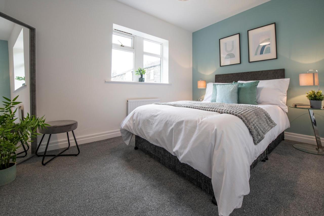 Holiday home Large 2-bedroom Near Airedale Hospital, Keighley, Convenient Location With Parking *