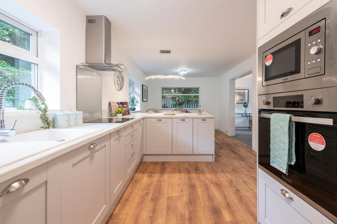 Holiday home Large 2-bedroom Near Airedale Hospital, Keighley, Convenient Location With Parking *