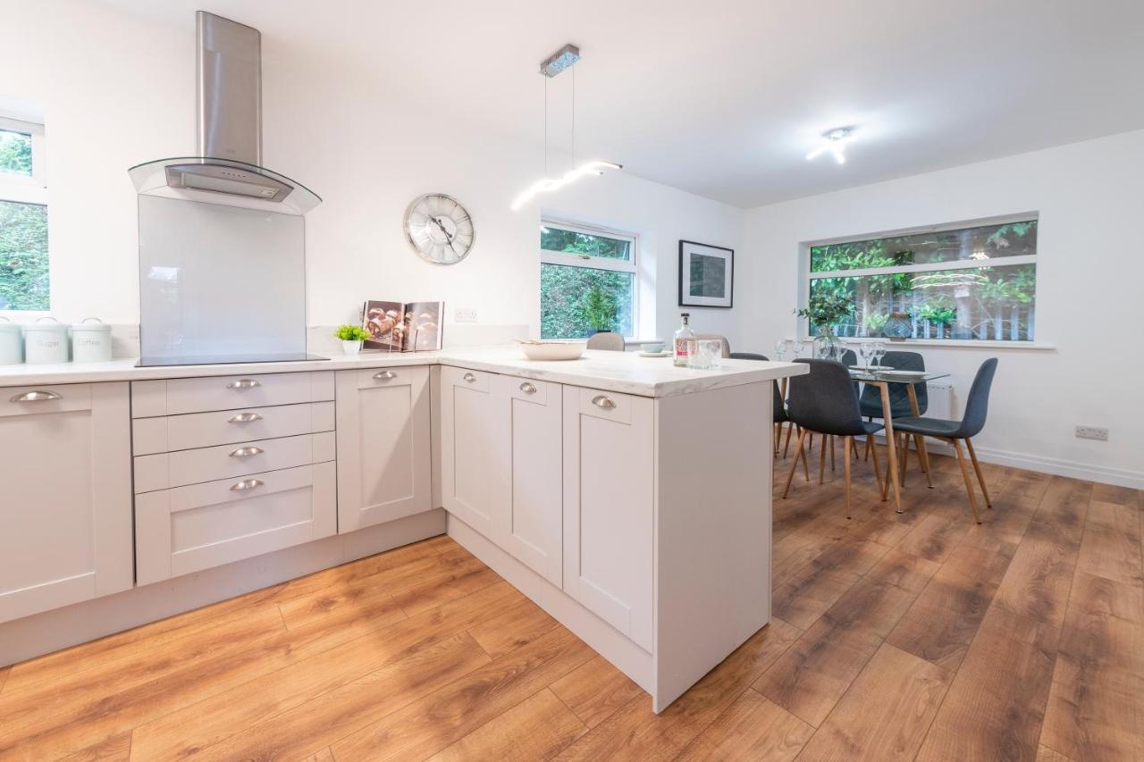 Large 2-bedroom Near Airedale Hospital, Keighley, Convenient Location With Parking Holiday home Steeton